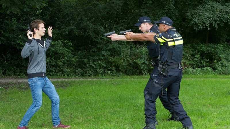Politie start campagne tegen nepvuurwapens op straat