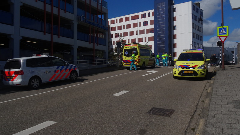 Scooterrijder licht gewond bij aanrijding Tesselsebrug