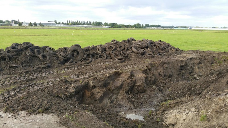 Geen proces-verbaal: zelf 300 autobanden opgegraven uit weiland