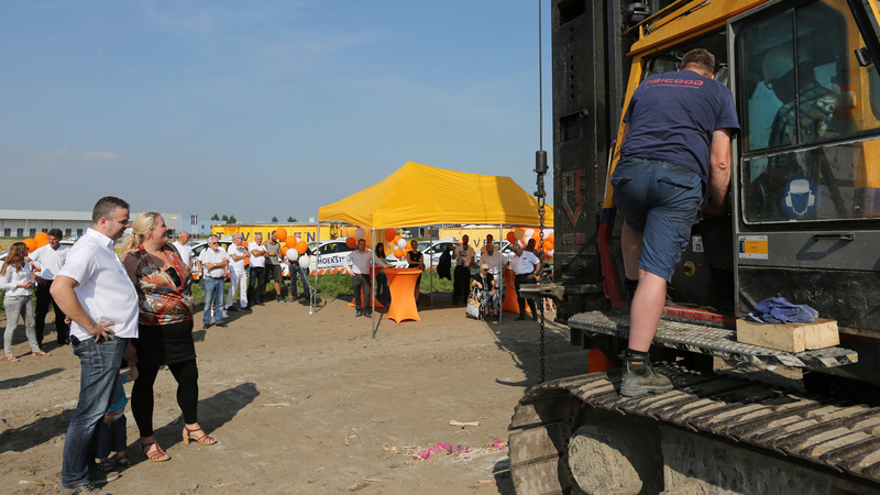 Eerste paal nieuwbouw Hoekstra Opleidingen op Boekelermeer