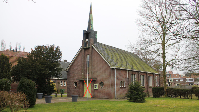 Bezoekers Kunstkerk tijdens Atelier- en Kunstroute vinden dat deur geel moet blijven