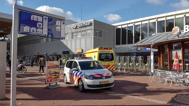 Passagier met been klem tussen perron en trein