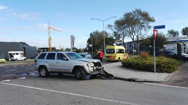 Passagier gewond bij aanrijding op Edisonweg