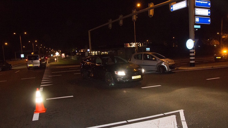 Botsing op N242 na rijden door rood