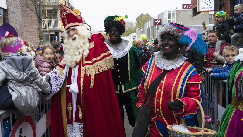 Grote menigte verwelkomt Sinterklaas in Winkelcentrum De Mare