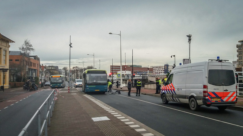 Opnieuw fietser door Connexxion-bus aangereden op oversteekplaats Kanaalkade