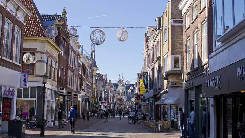 Alkmaar start unieke proef met afvalbakken in Langestraat