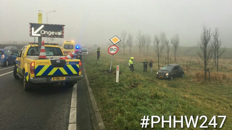 Auto over de kop het talud af op N242