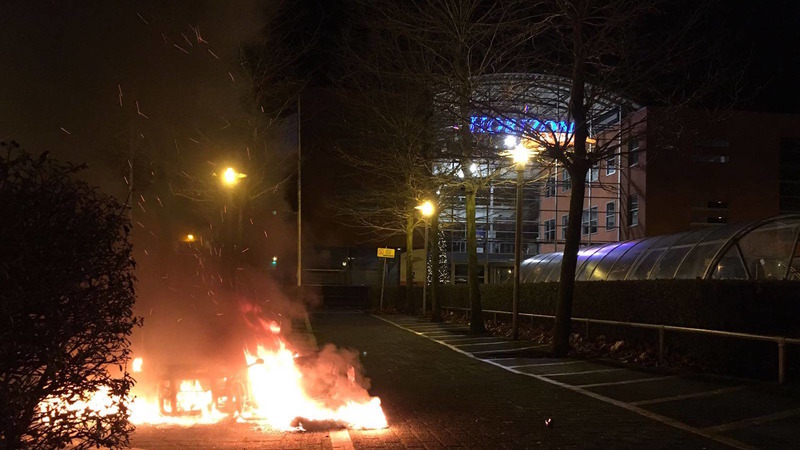 Bromfiets in brand op schoolplein Horizon College