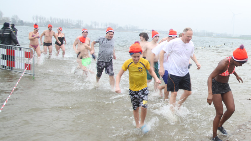 Nieuwjaarsduik 2017, burgemeester doet nog één keer mee