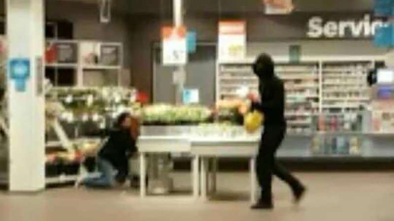 Gewapende overvaller Albert Heijn De Mare door voorbijganger gefotografeerd