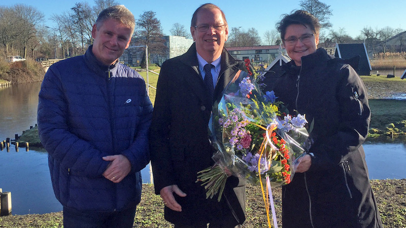 Wethouder Beers feliciteert eerste kavelkopers Broekerplein