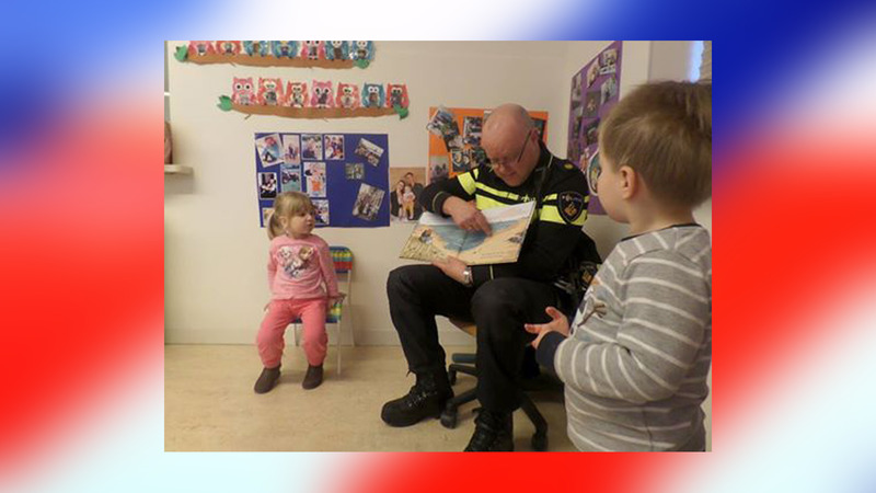 Ook oom agent leest voor bij Nationale Voorleesontbijt