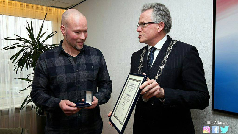 Medaille en oorkonde voor reddende wijkagent De Mare