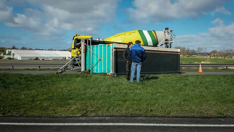 Aanhanger waait om: rijbanen N242 geblokkeerd
