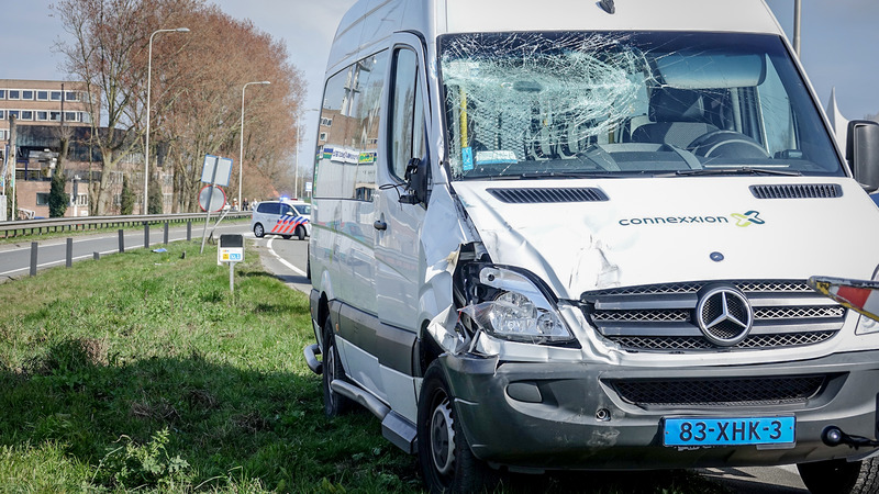 Personenbusje raakt verkeersbord, inzittenden met (flinke) schrik vrij