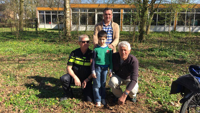 Politie herenigt verdwaald 8-jarig jongetje met vader