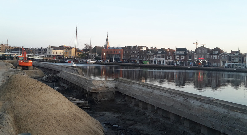Duwt wethouder Kloos de gemeenteraad tussen wal en het schip?