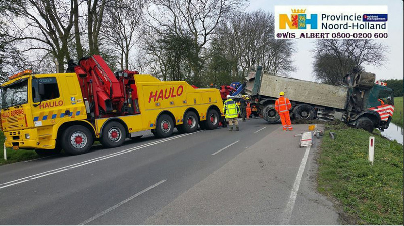 Vrachtwagen langs N242 in de sloot