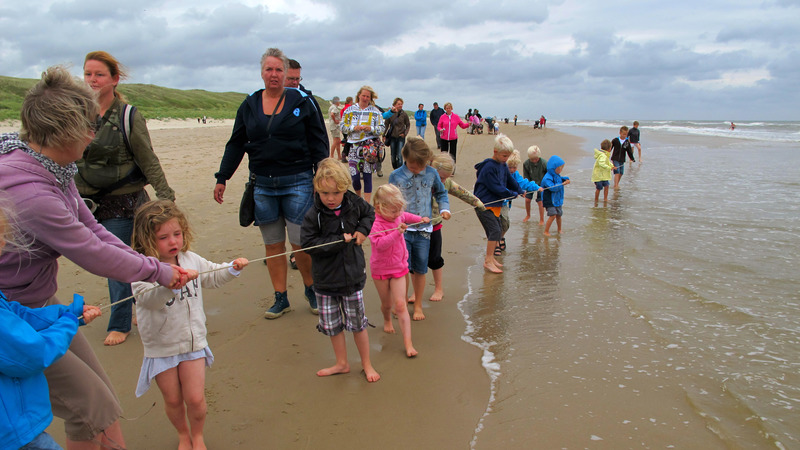 Eerste Paasdag met IVN-gidsen korren in de branding