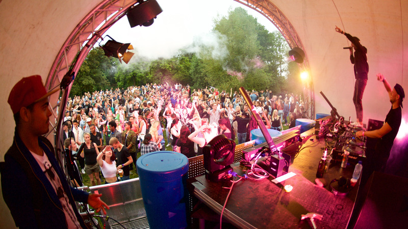 Deelnemers Mixtream Contest 2017 treden op in Komplex