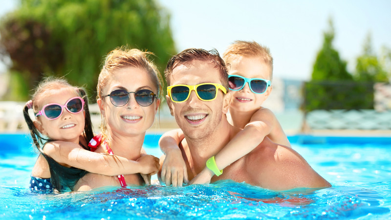 Spetterende opening buitenbad Hoornse Vaart tijdens vakantie