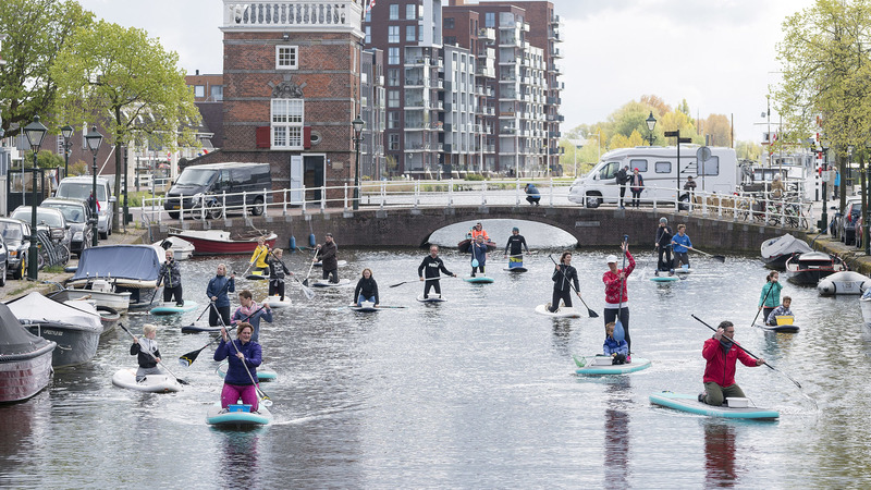 Op de supboards voor schone Alkmaarse grachten