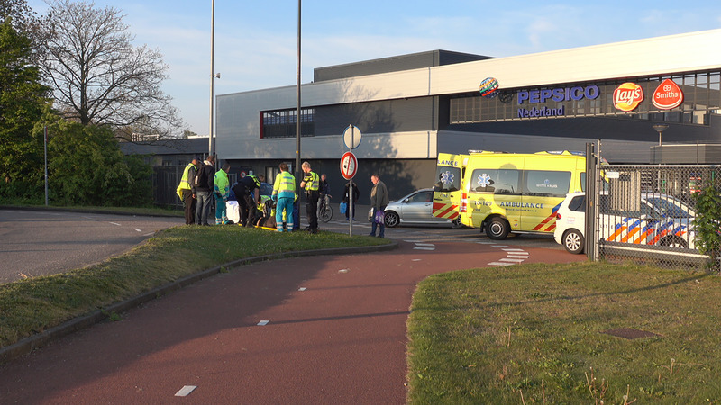 Scooterrijder valt met stuitje op stoeprand