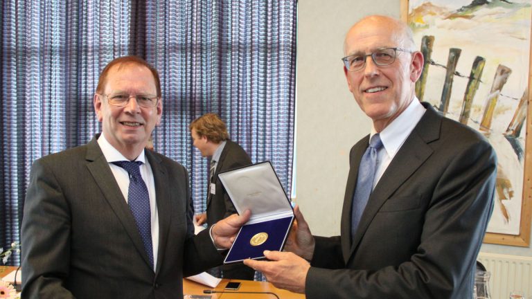 Erepenning voor vertrekkend burgemeester Hans Cornelisse