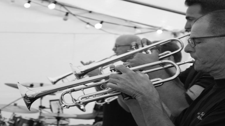 Jacky Roofer’s Big Band laat Café Cool swingen ?