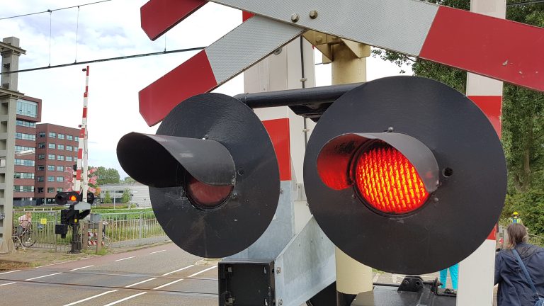 NS onderzoekt defect aan spoorbomen bij kanaal