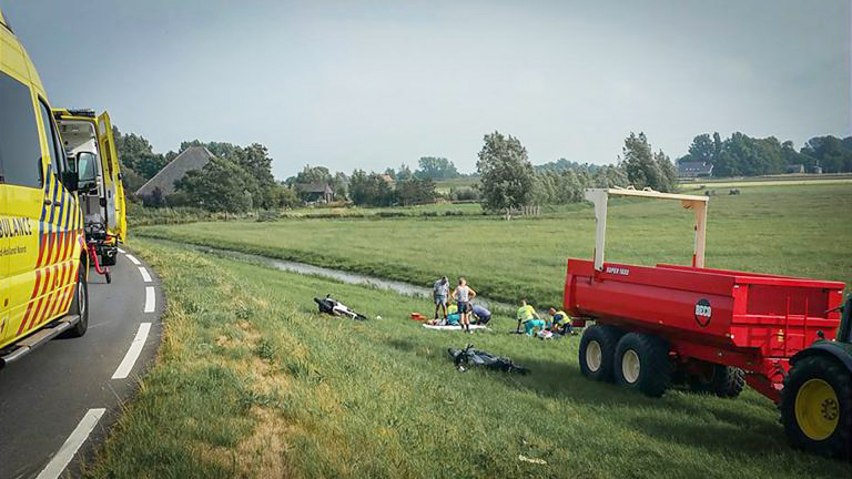 Twee motorrijders onderuit op dijk bij Driehuizen