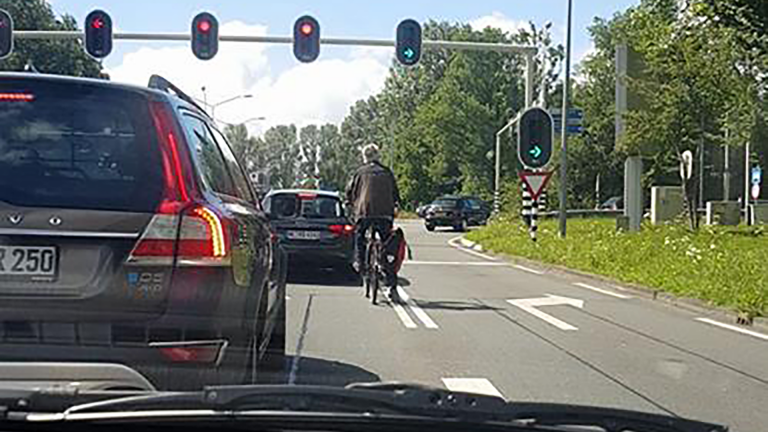 Fietser gespot op Alkmaarse autoweg: “Er gaan zo nog doden vallen”