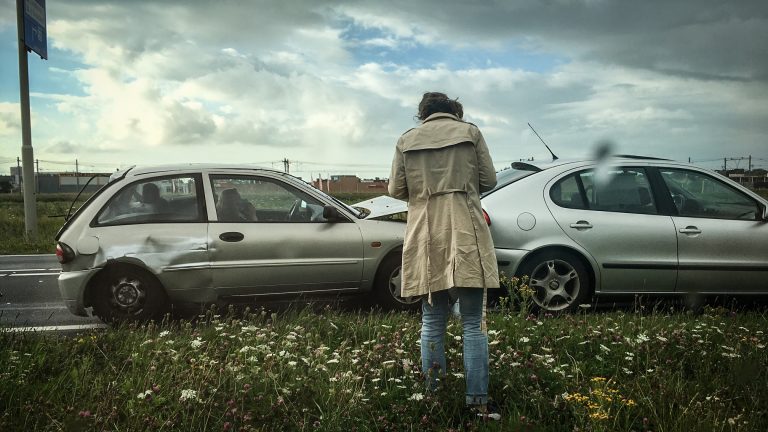 Kop-staartbotsing op N242; vier keer total-loss en twee gewonden