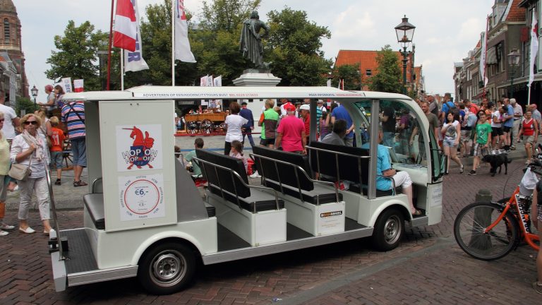 Initiatiefnemers toeristenbus en bewoners lijnrecht tegenover elkaar
