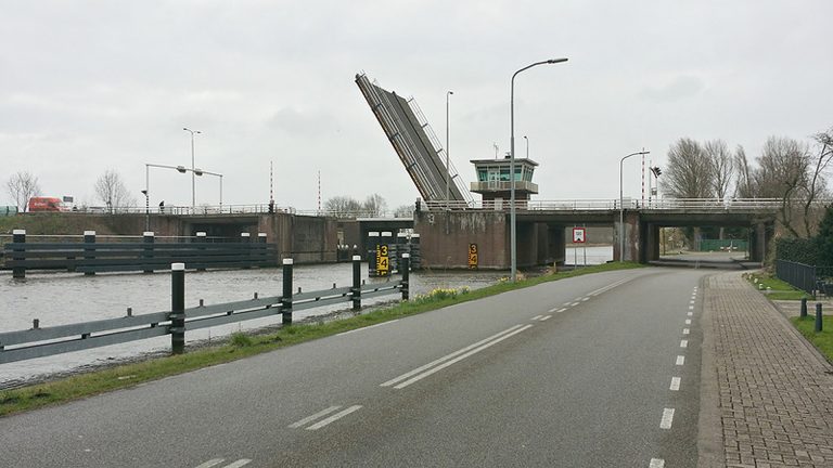 AZ waarschuwt supporters voor oponthoud Leeghwaterbrug