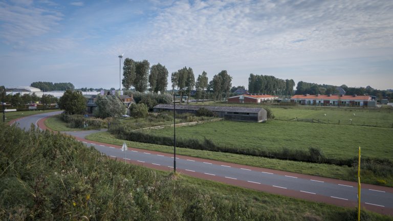 ‘Ruimte in bocht Middenweg belangrijk voor fietsers en waterhuishouding’