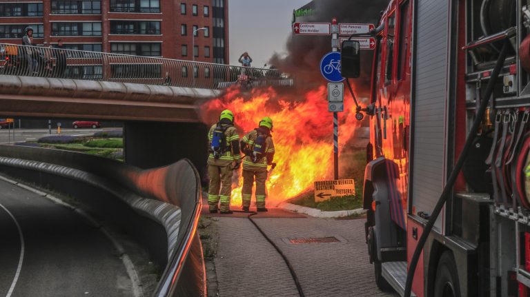 Maaltijdbezorgscooter gaat in vlammen op