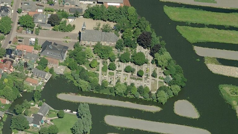 Langedijk gaat onbetaalde graven ruimen