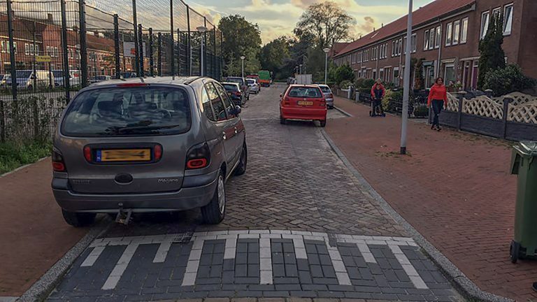 Alkmaarders spelen voor ‘eigen rechter’ in strijd tegen sluipverkeer: “Kliko tegen auto gegooid”