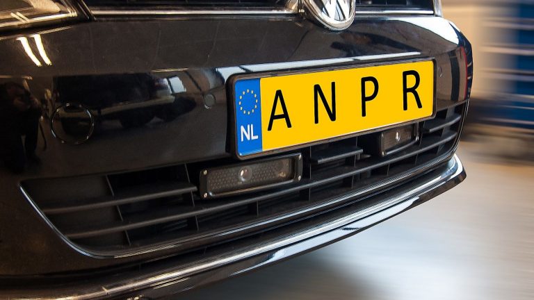 Te snel en door rood op N242 tijdens videosurveillance