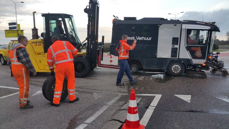 Kettingbotsing door op rotonde Verlaat gestrande veegwagen