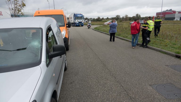 Automobilist rijdt in op groepje wandelaars op Opaalstraat