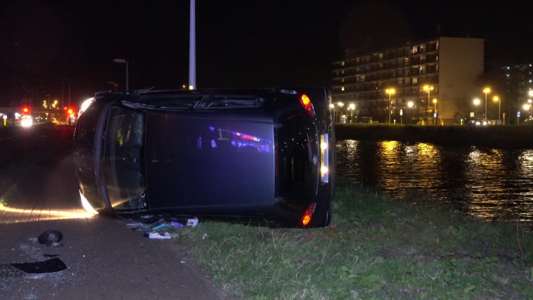 Auto bijna in Noordhollands Kanaal door botsing
