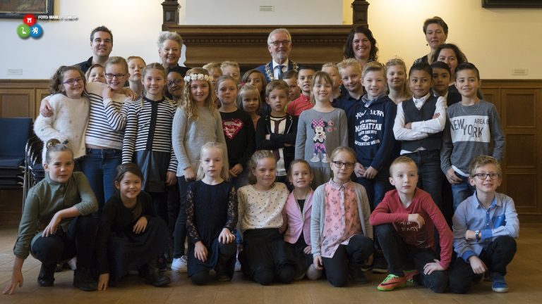 Leerlingen groep 5 De Burijn ontbijten bij burgemeester (VIDEO)