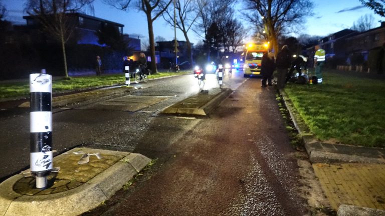 Oudere scooterrijder gewond na botsing tegen middengeleider