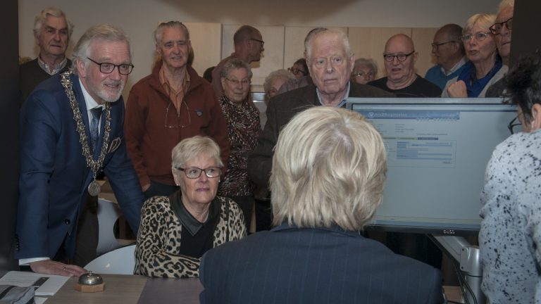 Burgemeester opent nieuw servicepunt Schermerhorn