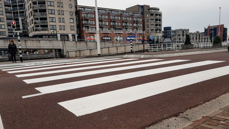 Zebrapad Kanaalkade terug van weggeweest