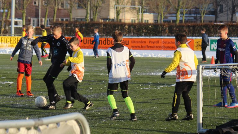 Kids vermaken zich uitstekend dankzij inzet vrijwilligers Reiger Boys voetbaldag