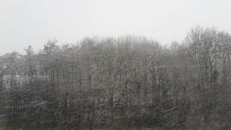 Verkeer op A9/N242 maandagavond zwaar getroffen door sneeuwbuien
